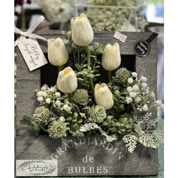 Fehér tulipánok sok hamvas zölddel szürke fa dobozban